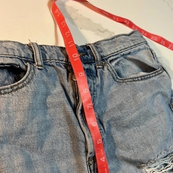 Urban Outfitters BDG‎  cut off's. Size 27. Slightly Distressed. - Picture 10 of 11